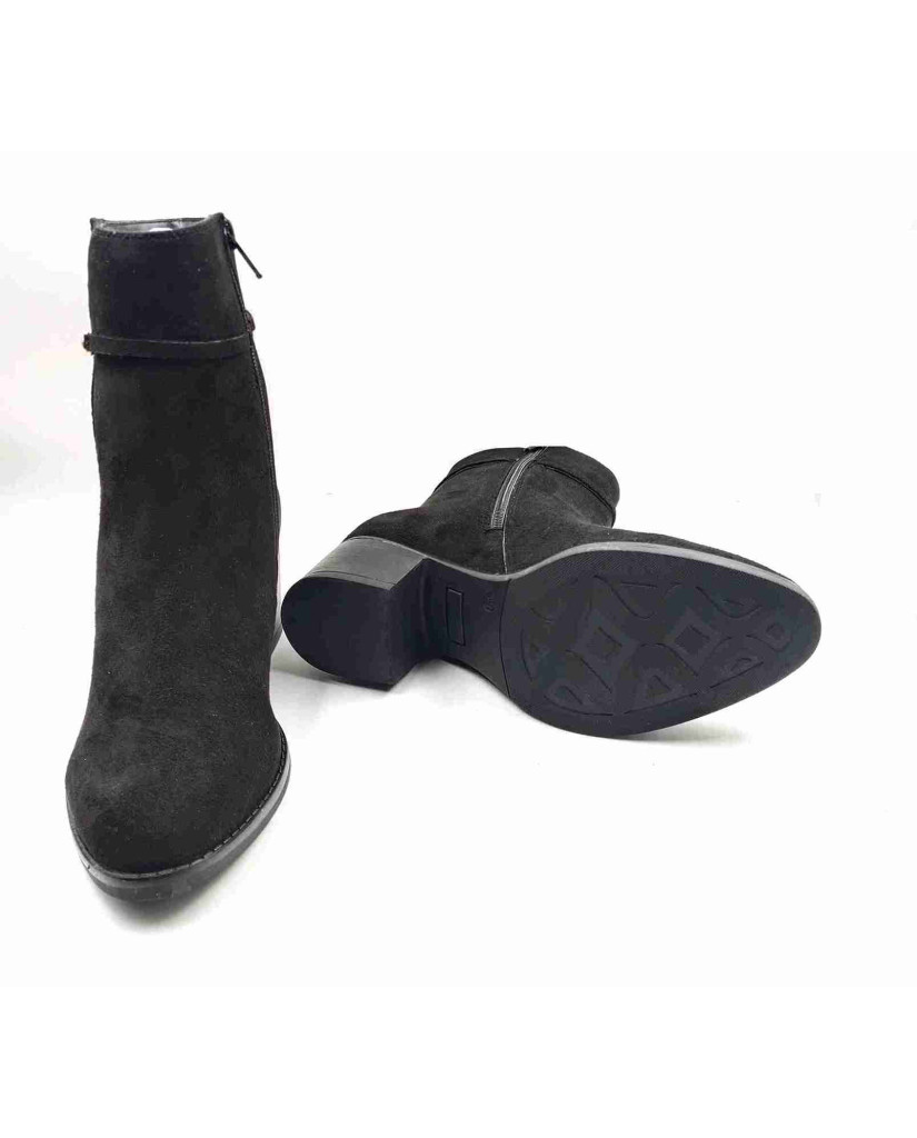 AG-20: Balujas Women's Black Suede Boot