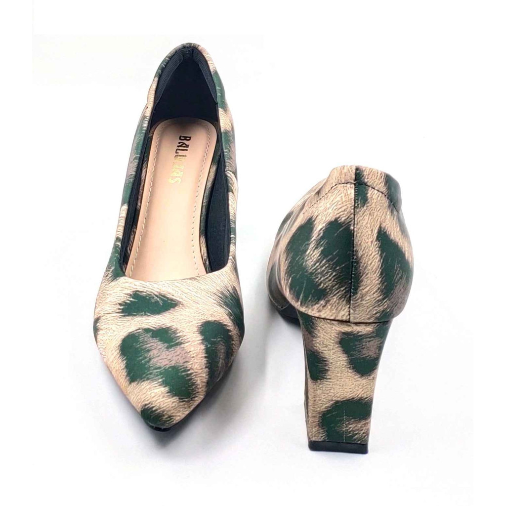AR0003: Balujas Women's Beige Lepoard Design Pumps