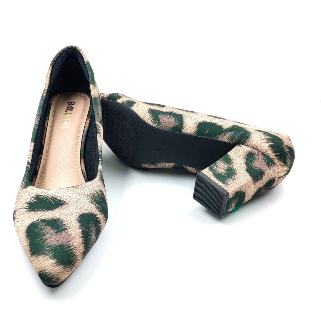 AR0003: Balujas Women's Beige Lepoard Design Pumps
