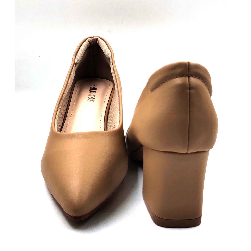 AR0008: Balujas Beige Block Heel Pumps 