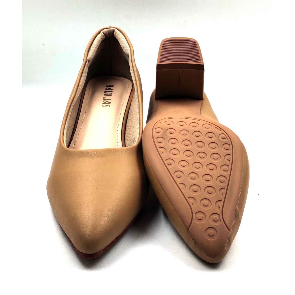 AR0008: Balujas Beige Block Heel Pumps 