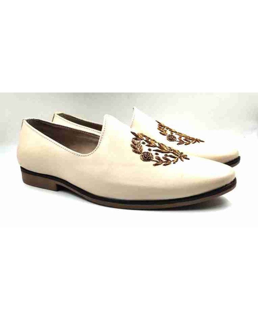 55563: Balujas Men's Off-white Loafer