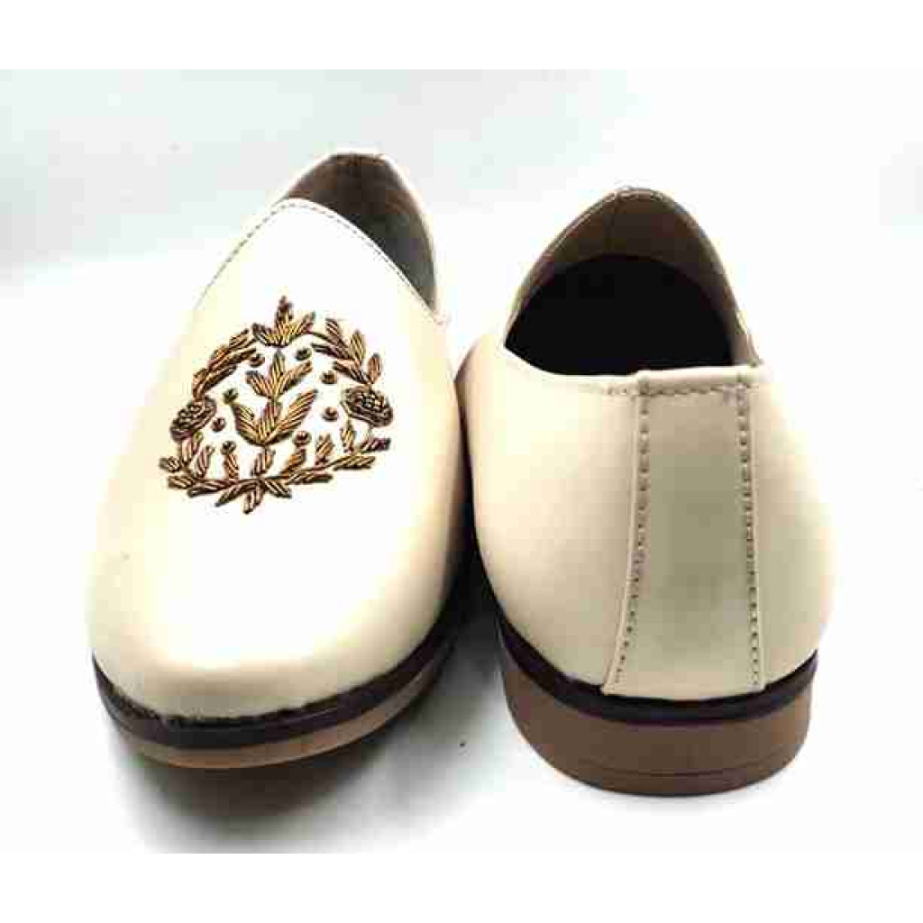 55563: Balujas Men's Off-white Loafer