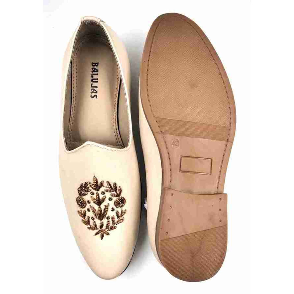 55563: Balujas Men's Off-white Loafer